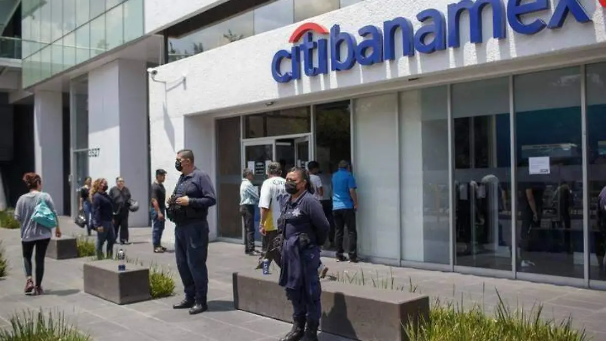 policía vigilando banco